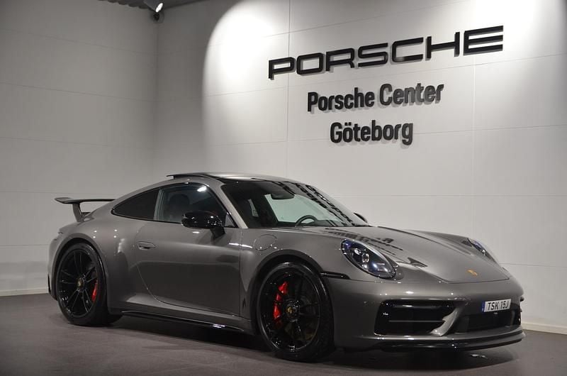 Mörkgrå (grey) Begagnad 2023 Porsche 911 Carrera 4 GTS Sportkupé | 1 849 000 kr (Dyr) - Bild 1/4