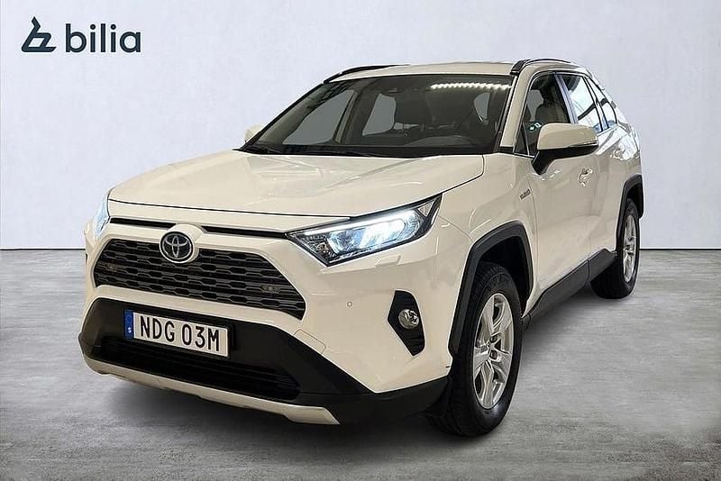 Vit Begagnad 2020 Toyota RAV4 Hybrid Active SUV | 339 900 kr (Marknadspris) - Bild 1/4