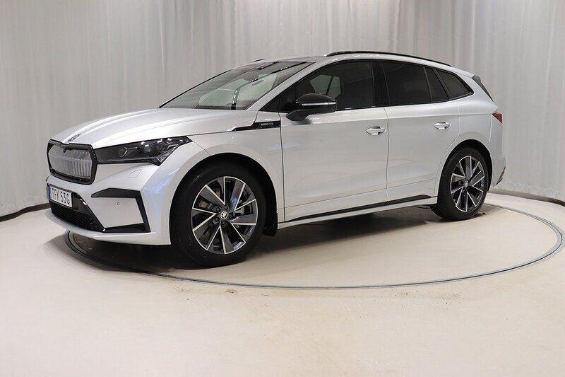 Silver (brilliant silver metallic) Ny 2024 Skoda Enyaq iV SportLine SUV | 628 375 kr (Lite dyr) - Bild 1/4