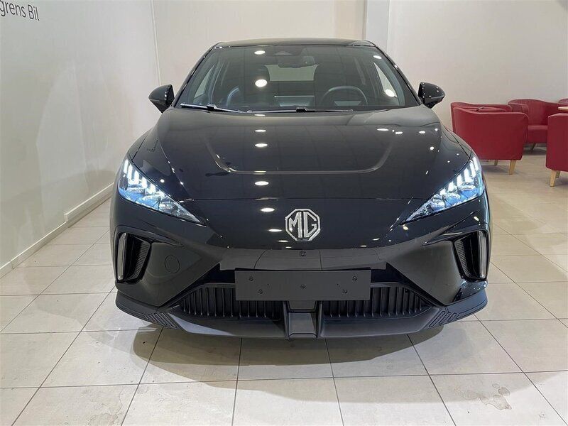 Begagnad MG MG4 EV Luxury 150 kW (204 HK) 2023 Svart Halvkombi