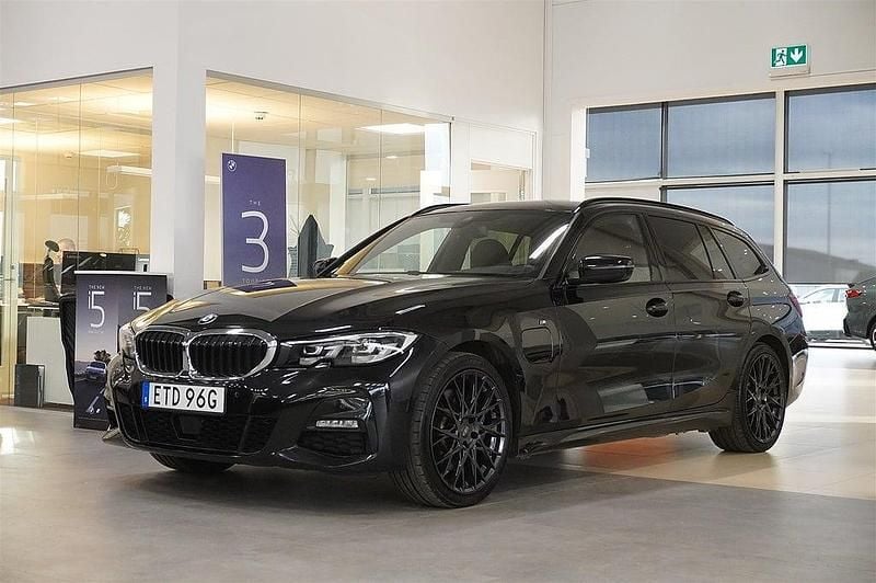 Svart Begagnad 2020 BMW 330e M Sport Kombi | 319 800 kr (Marknadspris) - Bild 1/4