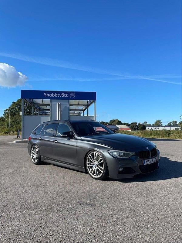 Grå Begagnad 2013 BMW 330 M Sport Kombi | 184 990 kr (Marknadspris) - Bild 1/4