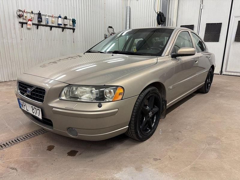 Ljusbrun Begagnad 2005 Volvo S60 Momentum Sedan | 49 500 kr - Bild 1/4