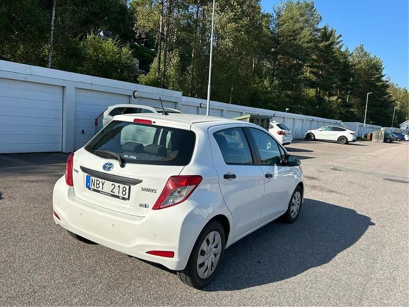 Vit Begagnad 2012 Toyota Yaris Hybrid Life Halvkombi | 109 000 kr (Marknadspris) - Bild 1/4