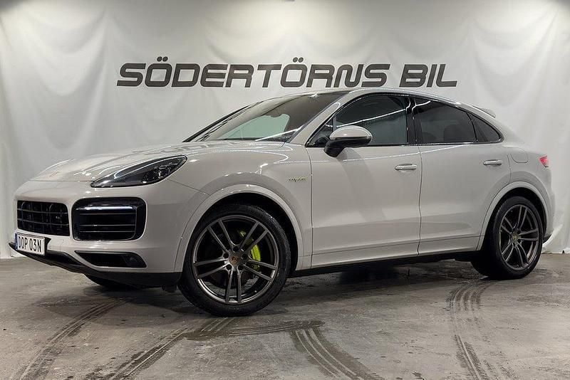 Ljusgrå Begagnad 2022 Porsche Cayenne Platinum Edition SUV | 859 900 kr (Bra pris) - Bild 1/4