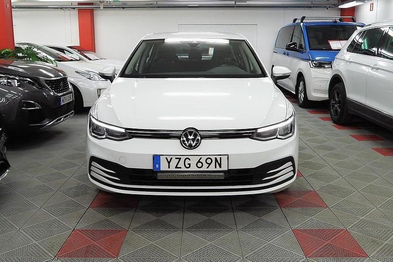 Begagnad VW Golf VIII 110 HK (80 kW) 2022 Vit Halvkombi