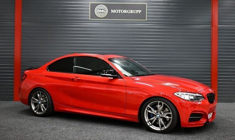 Röd Begagnad 2015 BMW M235 Sportkupé | 299 900 kr (Marknadspris) - Bild 1/4