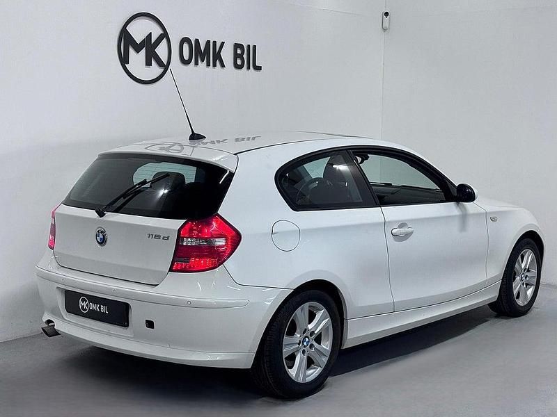 Begagnad BMW 118 Advantage 143 HK (105 kW) 2007 Vit Halvkombi