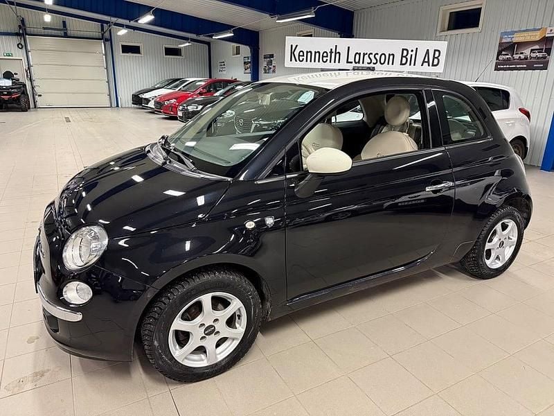 Svart Begagnad 2015 Fiat 500 Lounge Halvkombi | 75 000 kr (Marknadspris) - Bild 1/4