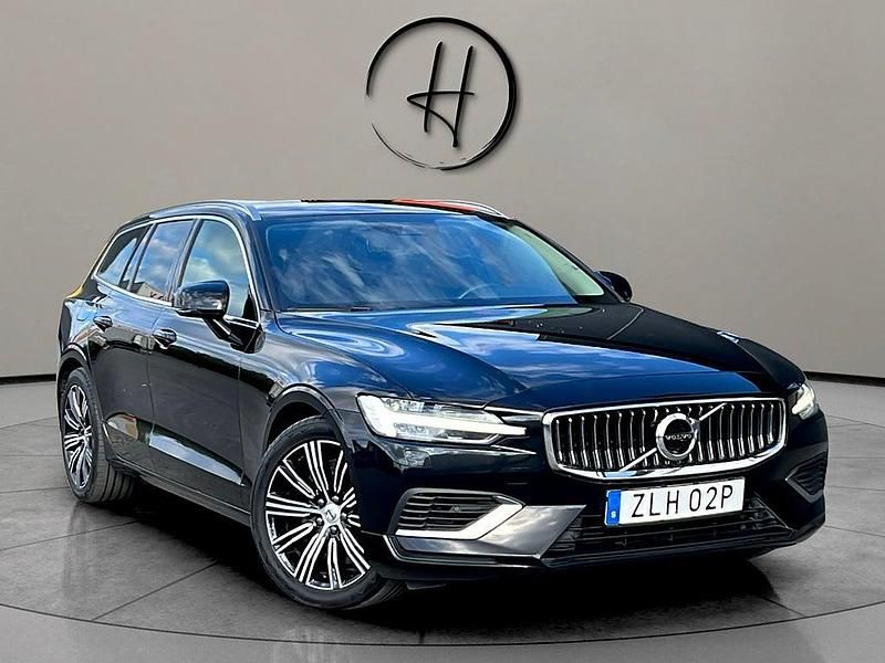 Svart Begagnad 2021 Volvo V60 SE Kombi | 239 900 kr (Superpris) - Bild 1/4