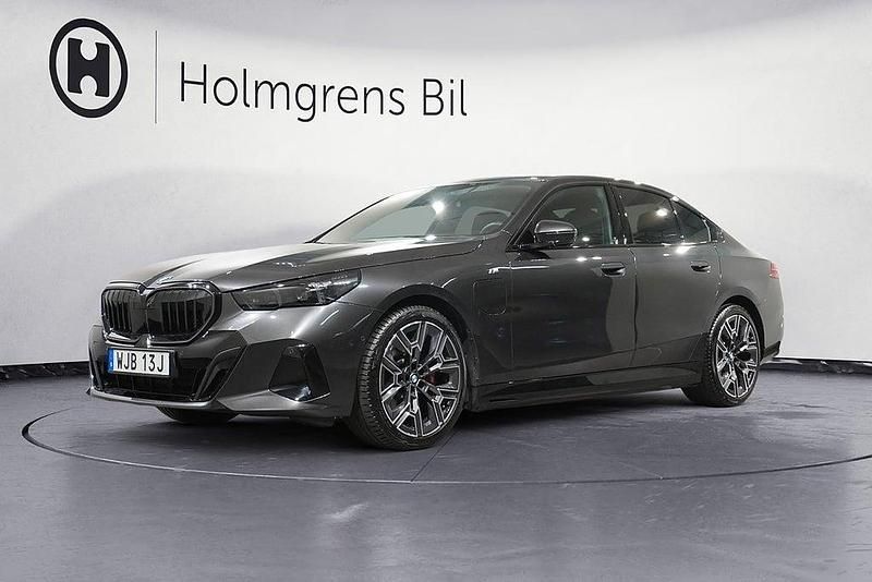 Okänd Begagnad 2025 BMW 530e Efficient Dynamics Sedan | 799 500 kr - Bild 1/4