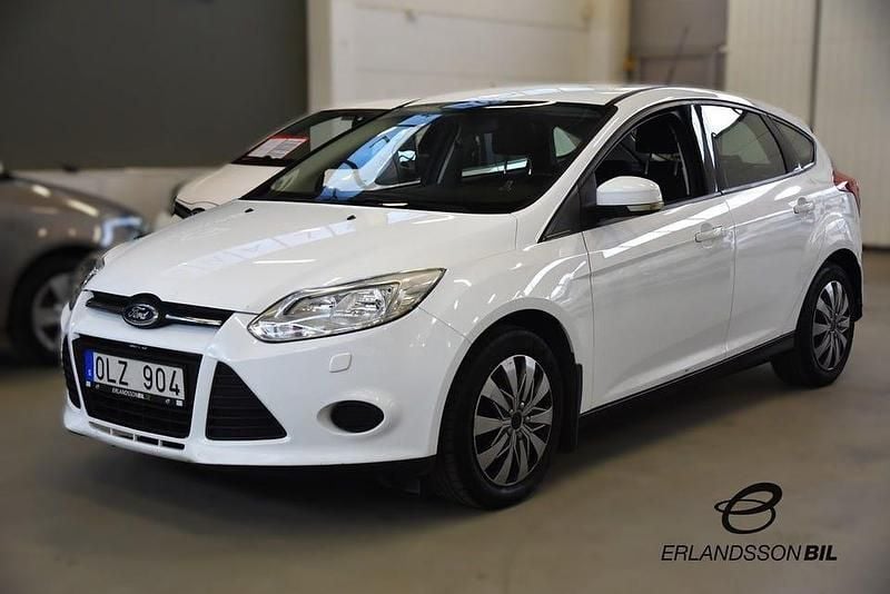 Vit Begagnad 2013 Ford Focus Trend Halvkombi | 69 900 kr (Bra pris) - Bild 1/4