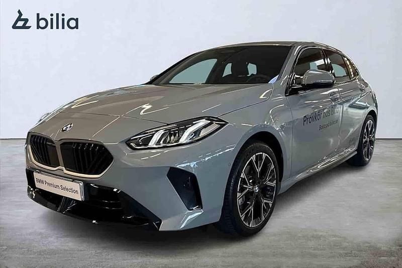 Grå Begagnad 2026 BMW 120 Halvkombi | 389 000 kr - Bild 1/1