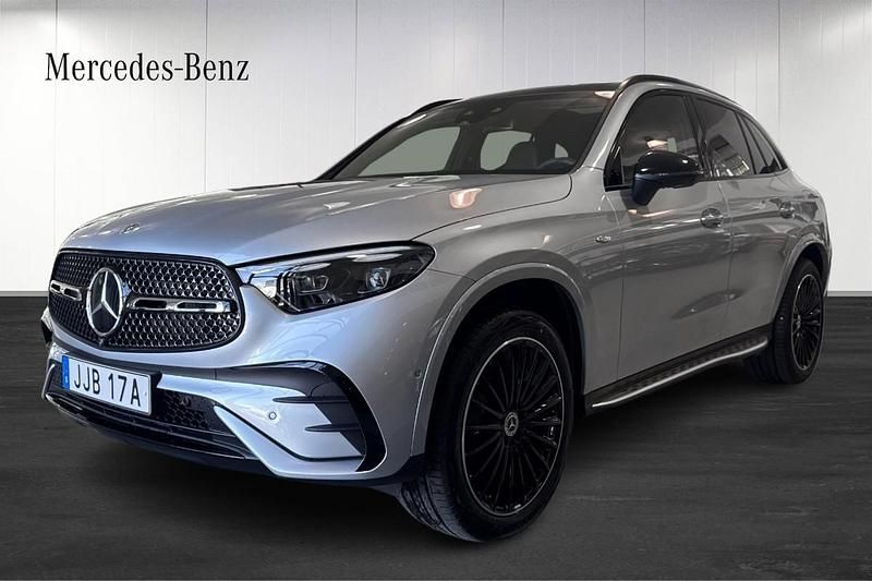 Silver Begagnad 2025 Mercedes GLC300e AMG SUV | 869 900 kr - Bild 1/4