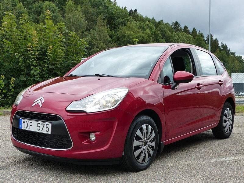 Röd (vinrödmetallic) Begagnad 2012 Citroën C3 Halvkombi | 79 800 kr (Marknadspris) - Bild 1/4