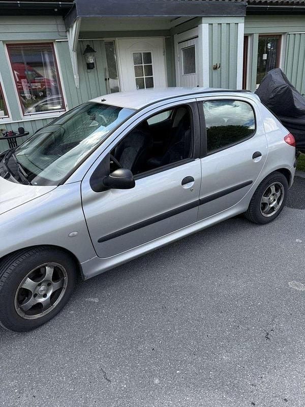 Grå Begagnad 2001 Peugeot 206 Halvkombi | 18 000 kr - Bild 1/4