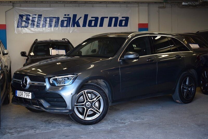 Grå Begagnad 2020 Mercedes GLC300e AMG line SUV | 299 500 kr (Marknadspris) - Bild 1/4