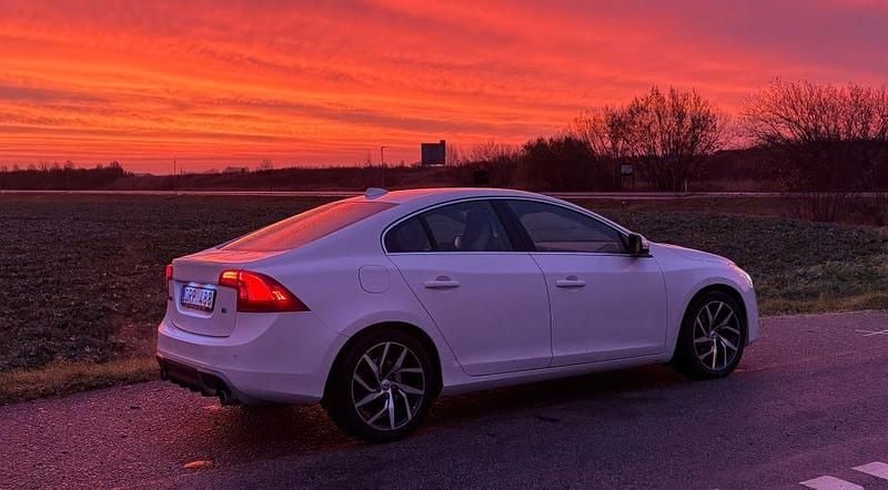 Begagnad 2012 Volvo S60 R-Design Sedan | 98 000 kr (Bra pris) - Bild 1/4