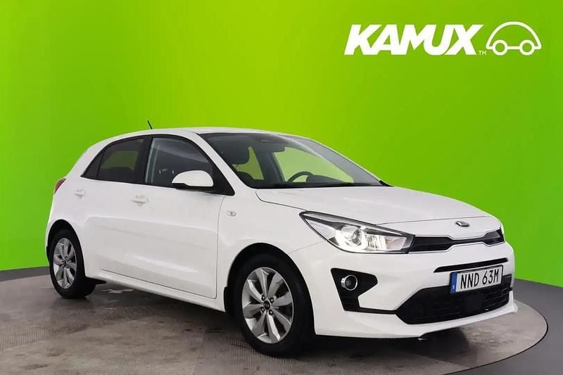 Vit Begagnad 2021 Kia Rio Advance Halvkombi | 184 800 kr (Marknadspris) - Bild 1/4