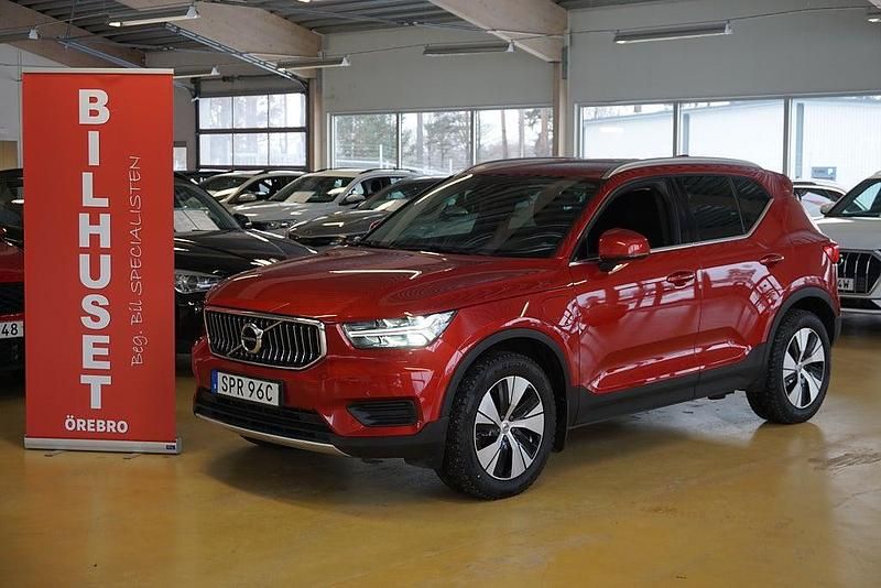 Röd Begagnad 2021 Volvo XC40 Momentum SUV | 349 000 kr (Marknadspris) - Bild 1/4