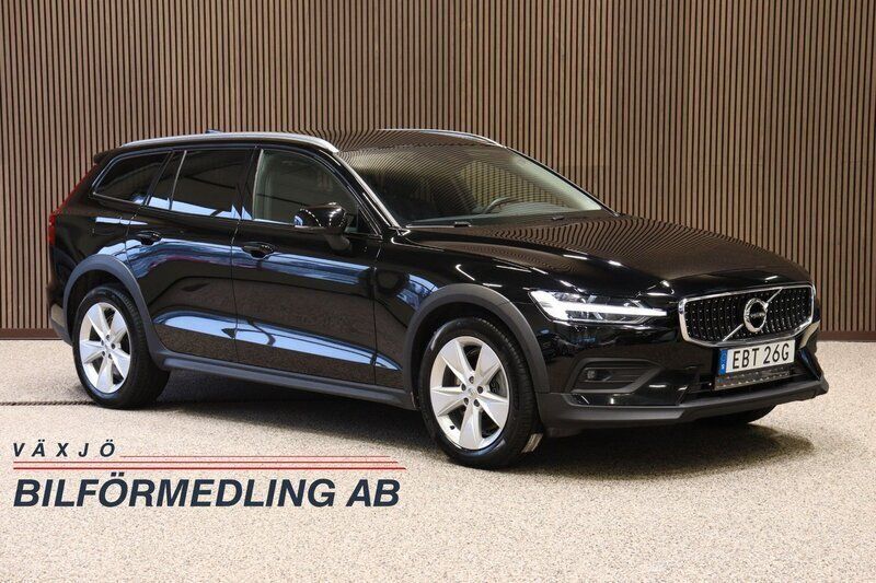 Svart Begagnad 2021 Volvo V60 CC Momentum Kombi | 339 000 kr (Marknadspris) - Bild 1/4
