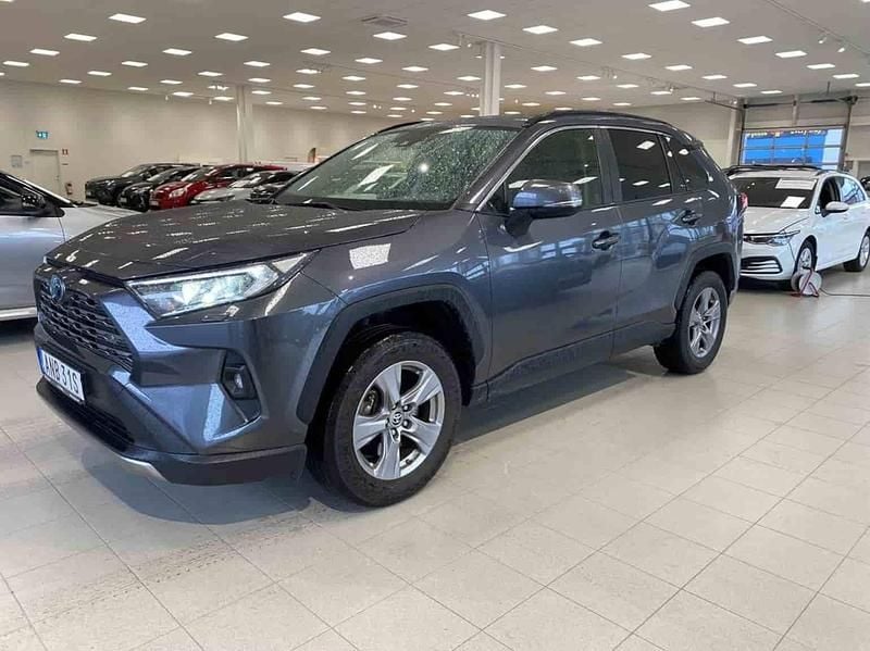 Grå Begagnad 2022 Toyota RAV4 Hybrid SUV | 364 900 kr - Bild 1/1
