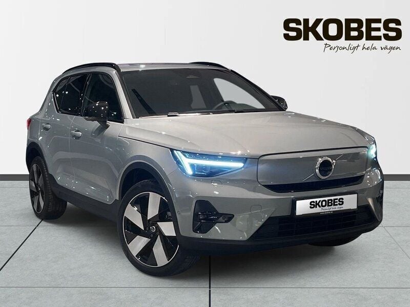 Grå Ny 2025 Volvo EX40 Plus SUV | 579 900 kr (Marknadspris) - Bild 1/3