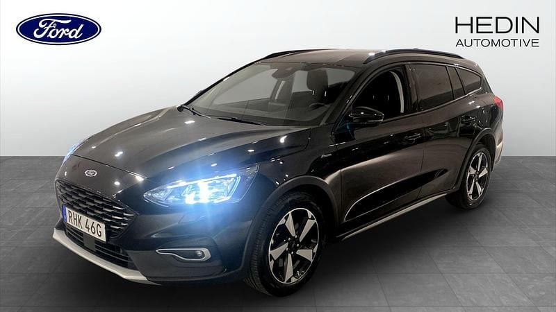 Svart (black) Begagnad 2022 Ford Focus Active Kombi | 209 900 kr (Marknadspris) - Bild 1/4
