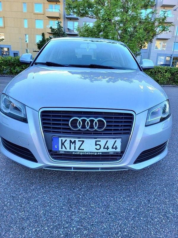 Silver Begagnad 2010 Audi A3 Sportback Attraction Halvkombi | 69 000 kr (Marknadspris) - Bild 1/4