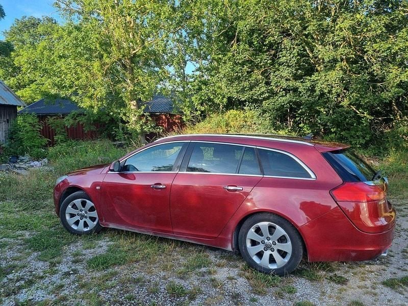Röd Begagnad 2010 Opel Insignia Cosmo Kombi | 35 000 kr (Dyr) - Bild 1/4