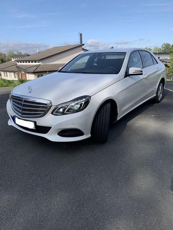 Vit Begagnad 2014 Mercedes E220 Sedan | 157 000 kr (Lite dyr) - Bild 1/4