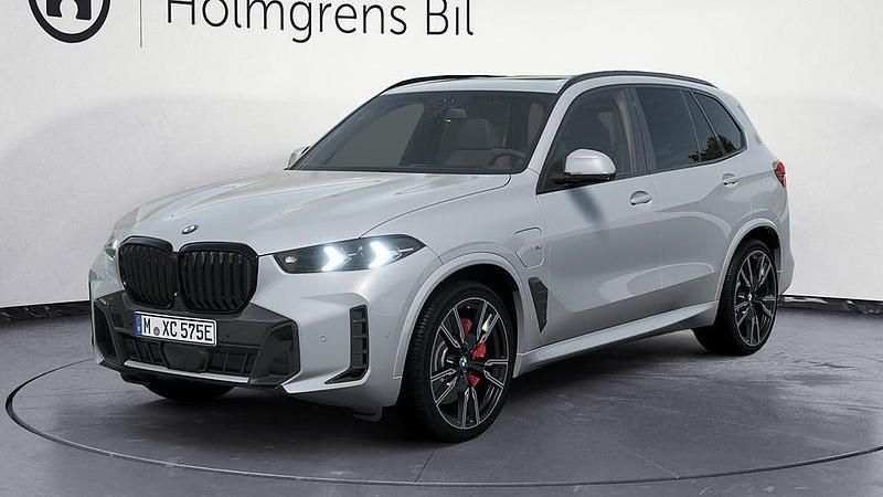 Grå Ny 2025 BMW X5 Efficient Dynamics SUV | 1 199 800 kr - Bild 1/4