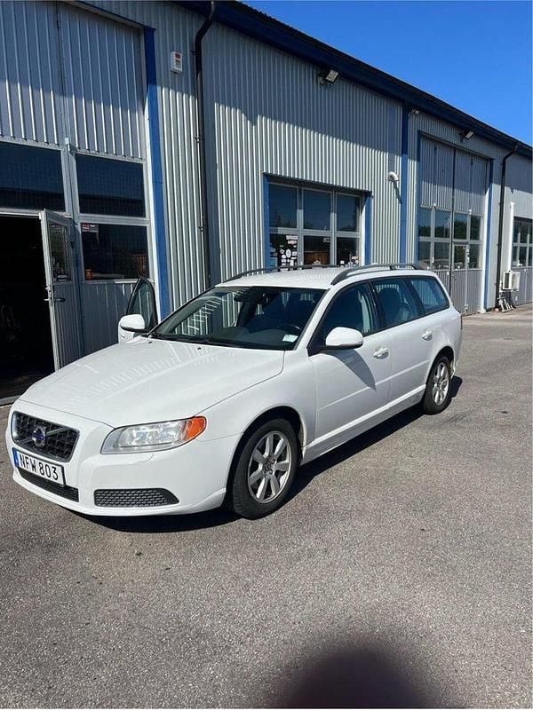 Vit Begagnad 2013 Volvo V70 Kombi | 74 500 kr (Bra pris) - Bild 1/4