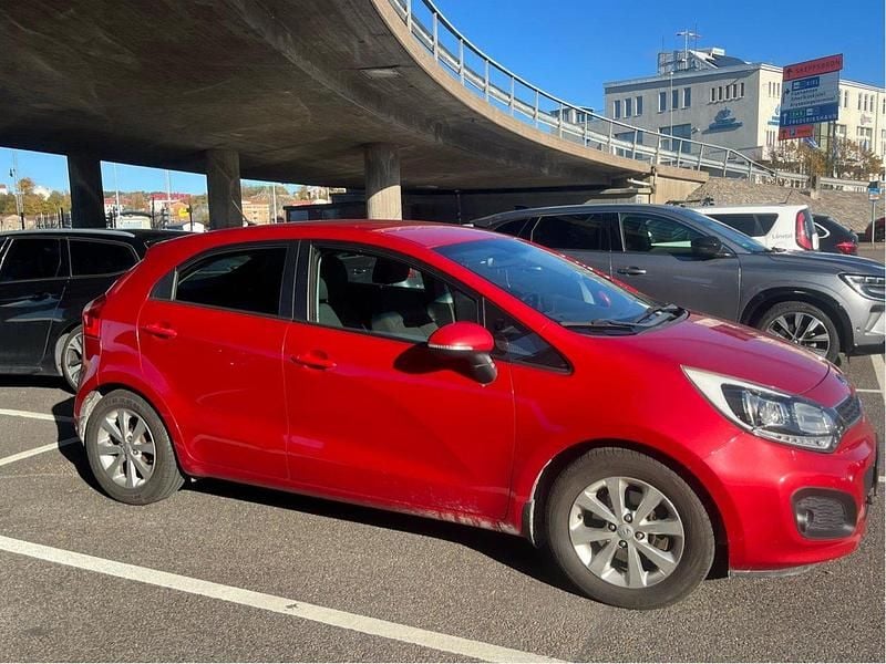 Röd Begagnad 2012 Kia Rio Halvkombi | 49 000 kr (Bra pris) - Bild 1/4
