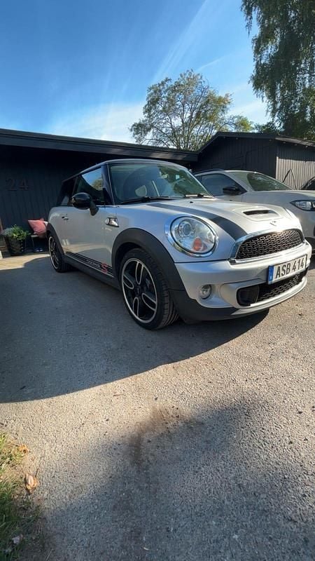 Ljusgrå/silver Begagnad 2011 Mini Cooper S Halvkombi | 105 000 kr (Marknadspris) - Bild 1/3