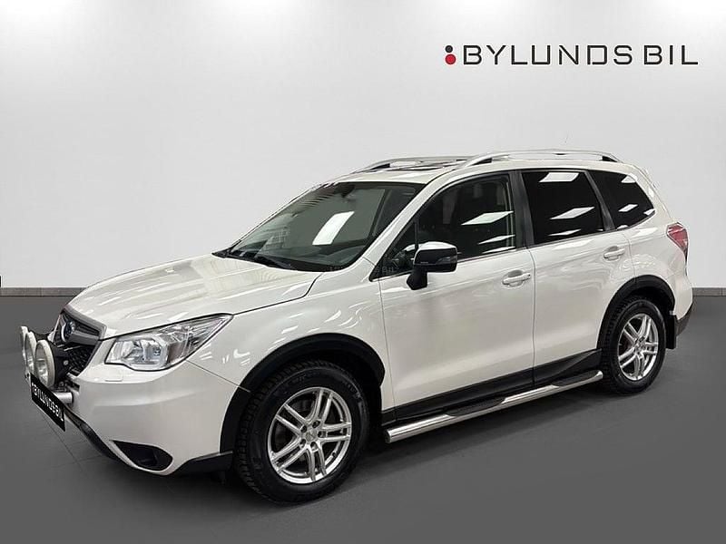 Vit Begagnad 2015 Subaru Forester SUV | 154 900 kr (Marknadspris) - Bild 1/4