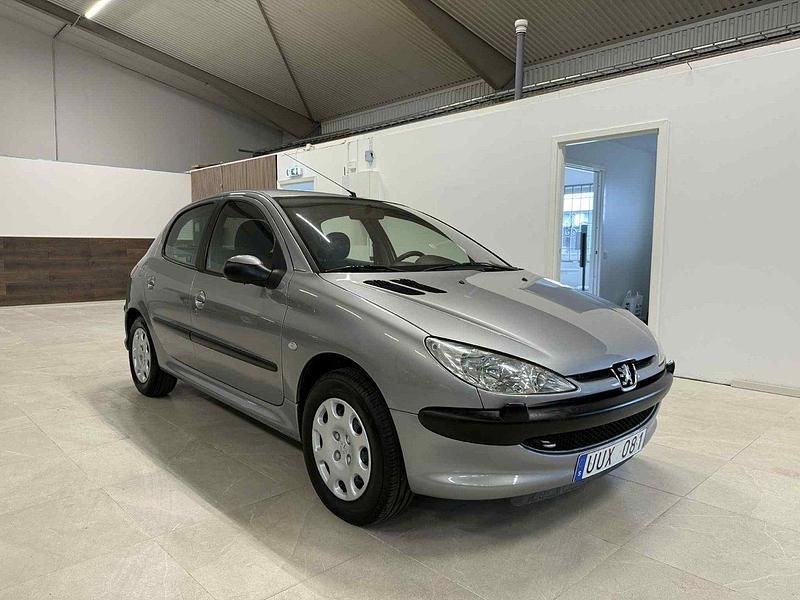 Grå Begagnad 2004 Peugeot 206 Halvkombi | 59 900 kr - Bild 1/4