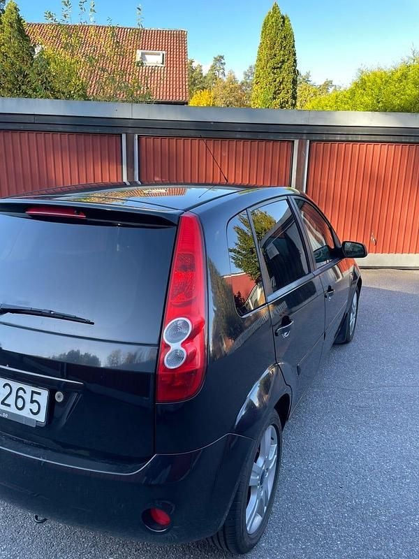 Begagnad 2007 Ford Fiesta Halvkombi | 25 000 kr (Marknadspris) - Bild 1/4