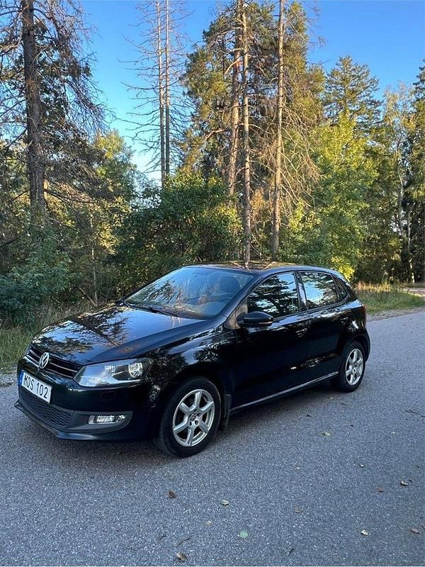 Svart Begagnad 2012 VW Polo Halvkombi | 49 000 kr (Marknadspris) - Bild 1/4