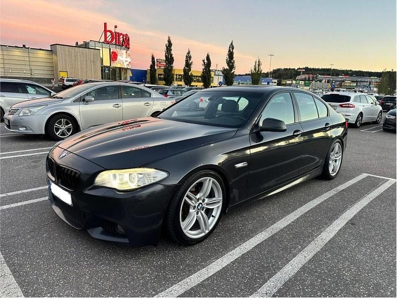 Grå Begagnad 2012 BMW 530 M Sport Sedan | 159 000 kr (Dyr) - Bild 1/1