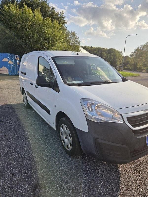 Vit Begagnad 2015 Peugeot Partner Minibuss | 60 000 kr (Marknadspris) - Bild 1/4