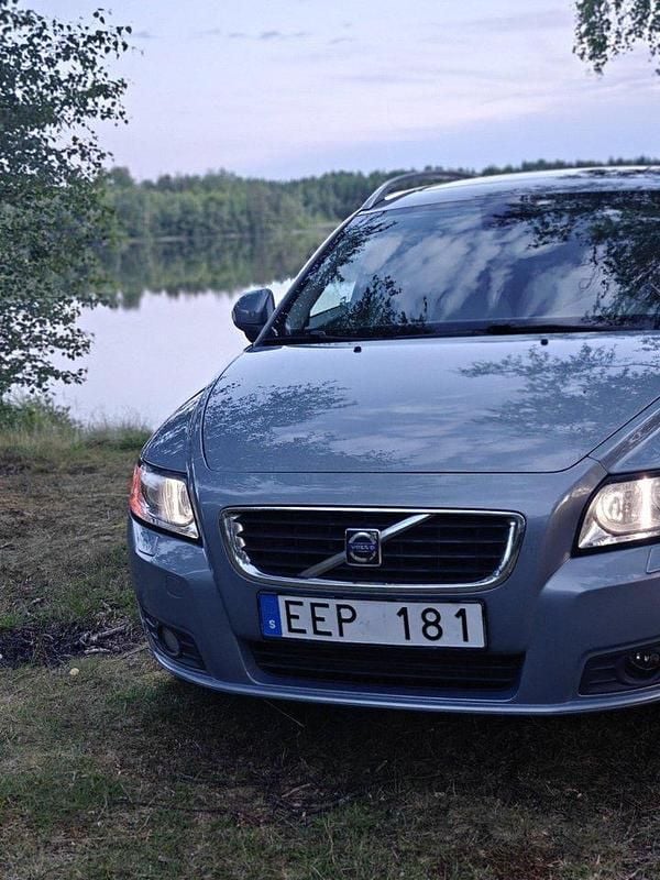 Blå Begagnad 2010 Volvo V50 Summum Kombi | 38 000 kr (Marknadspris) - Bild 1/4