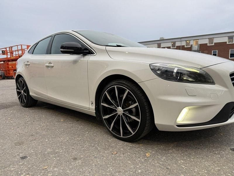Vit Begagnad 2014 Volvo V40 R-Design Kombi | 105 000 kr (Marknadspris) - Bild 1/4