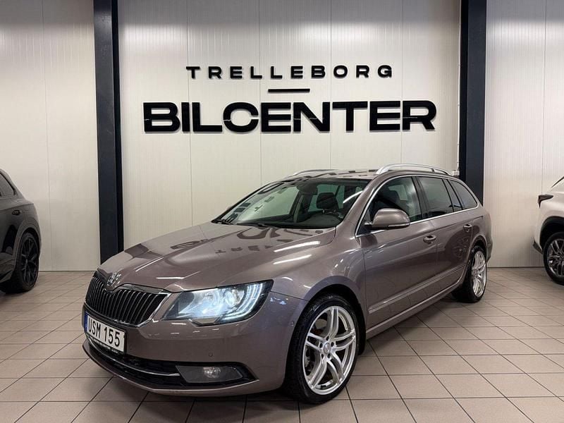 Ljusbrun Begagnad 2014 Skoda Superb Elegance Kombi | 109 900 kr (Marknadspris) - Bild 1/4