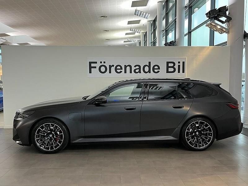 Ny BMW M5 Shadowline 30 HK (22 kW) 2026 Grå Kombi