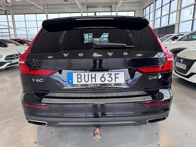 Begagnad Volvo V60 CC Momentum 190 HK (139 kW) 2019 Svart Kombi