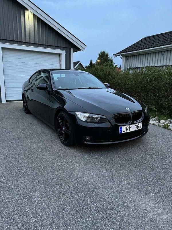 Svart Begagnad 2009 BMW 320 Comfort Edition Sportkupé | 79 900 kr (Bra pris) - Bild 1/4