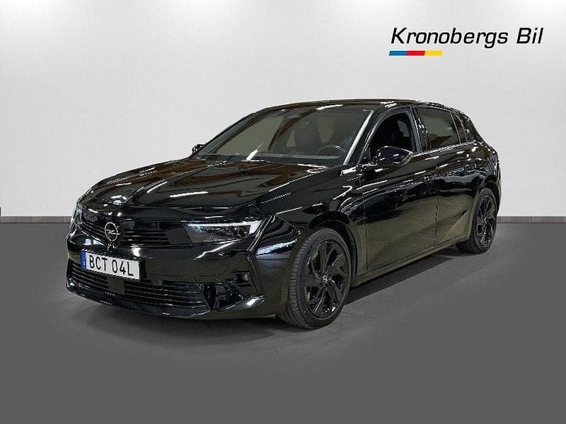 Svart metallic Begagnad 2022 Opel Astra Halvkombi | 249 500 kr (Marknadspris) - Bild 1/4