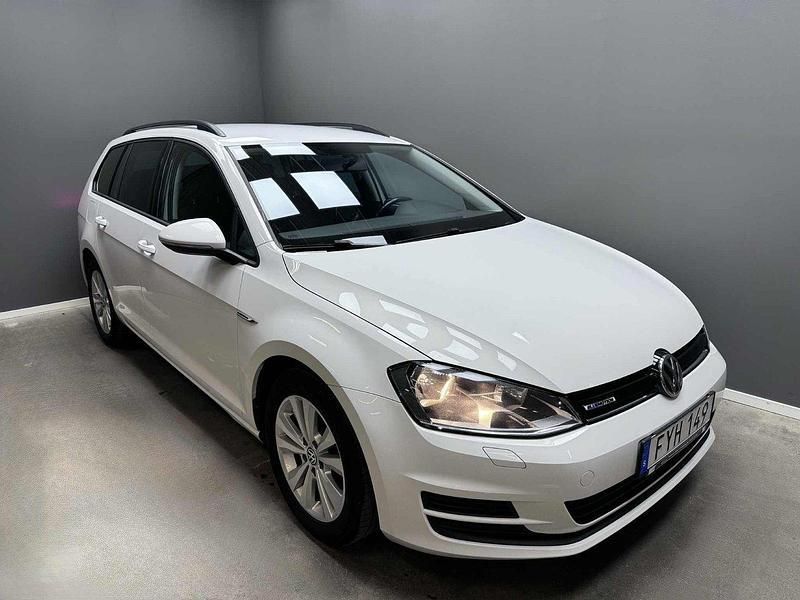 Vit Begagnad 2015 VW Golf VII Sport Kombi | 89 900 kr (Marknadspris) - Bild 1/4