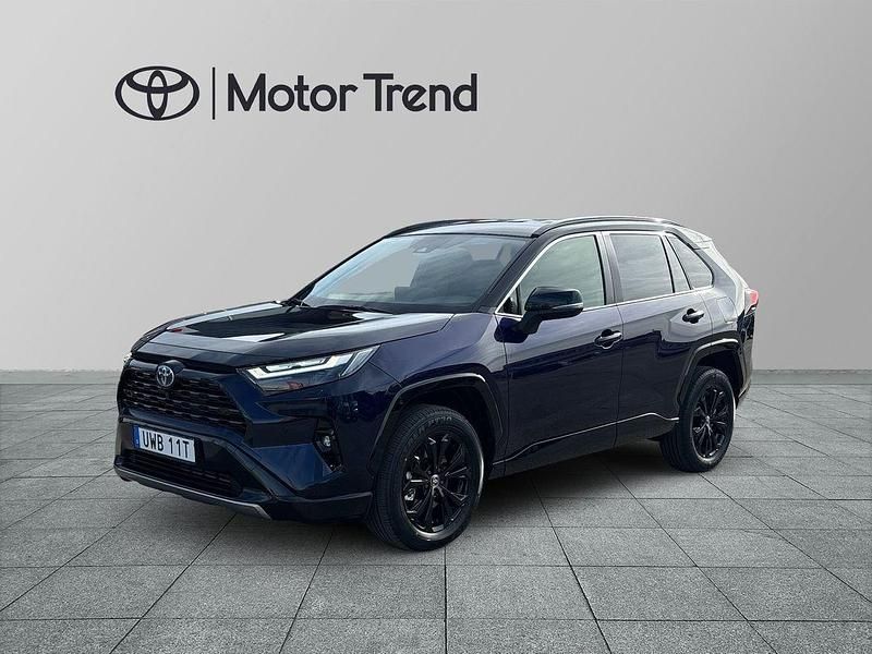 Blå Begagnad 2025 Toyota RAV4 Hybrid Style SUV | 479 900 kr (Marknadspris) - Bild 1/4